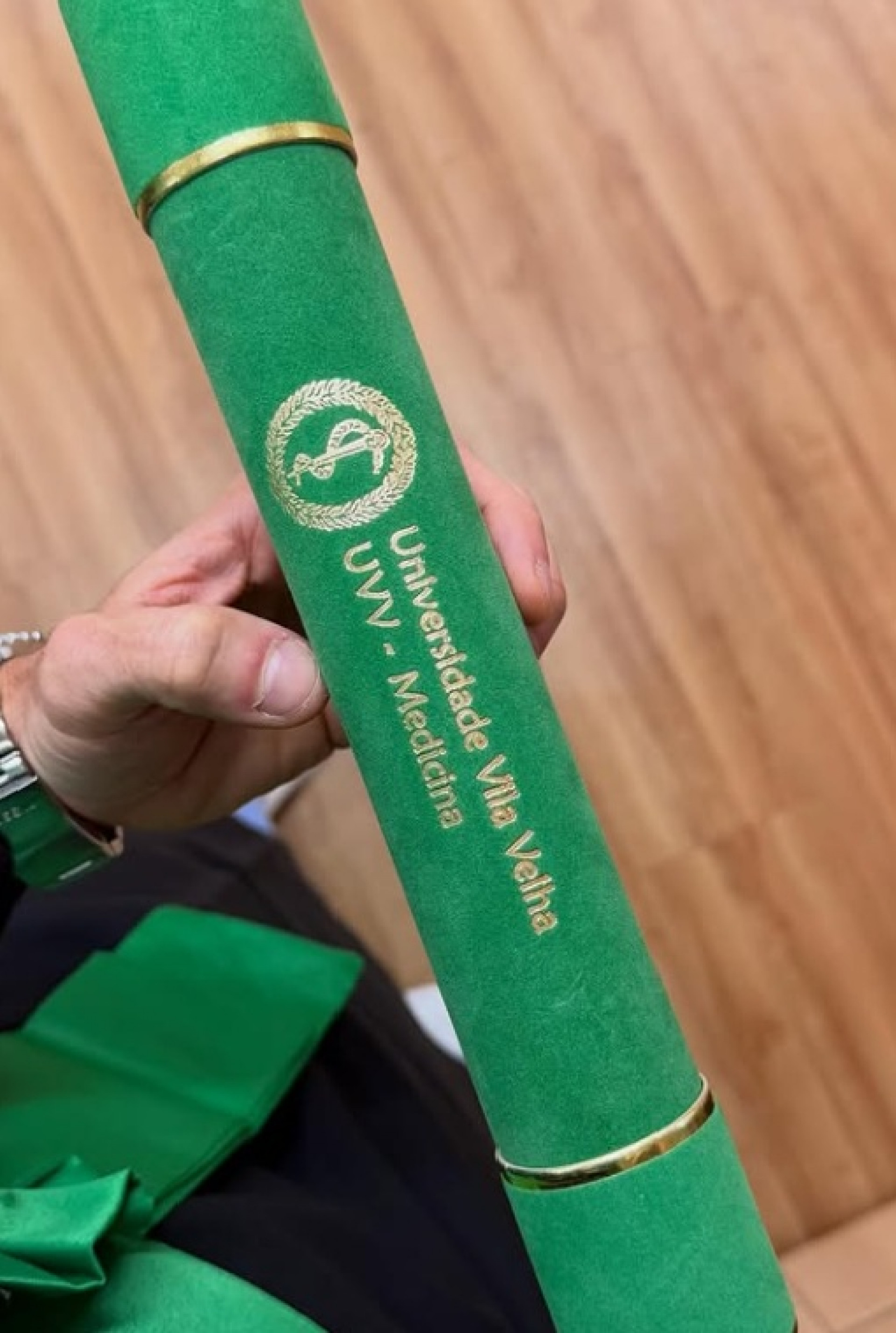 Canudo do diploma de formatura de Lucas Bissoli - Reprodução / Instagram