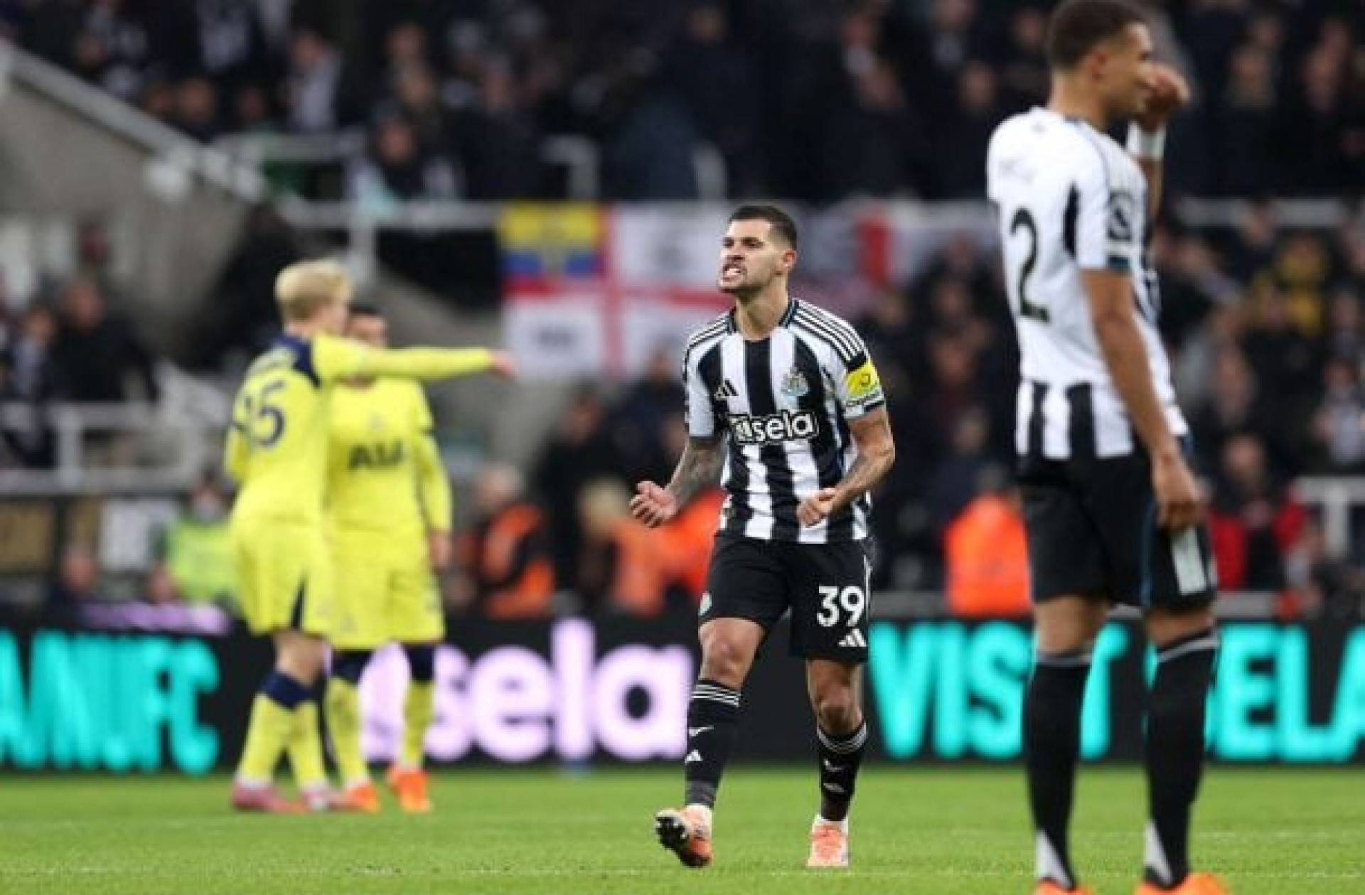 Newcastle e Tottenham ficam no empate em jogo com gol brasileiro