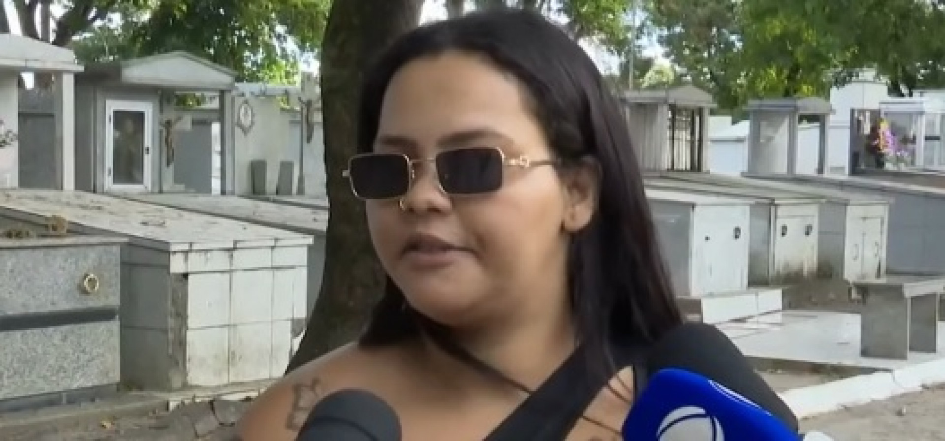 Ícara Menezes deu entrevista à imprensa no enterro de Gerson de Melo Machado - Reprodução / TV Globo