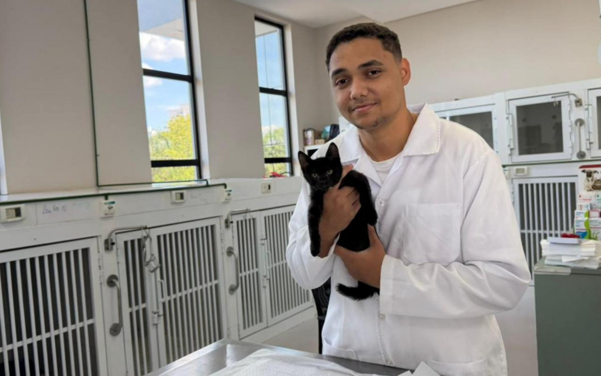 O médico veterinário Gleison Mota Ribeiro atua no Hospital Veterinário Taquaral, em Campinas