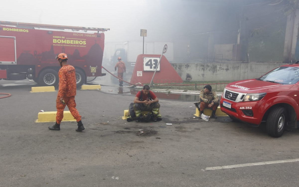 Bombeiros combatem incêndio que atingiu cerca de 28 lojas na Ceasa, em Irajá