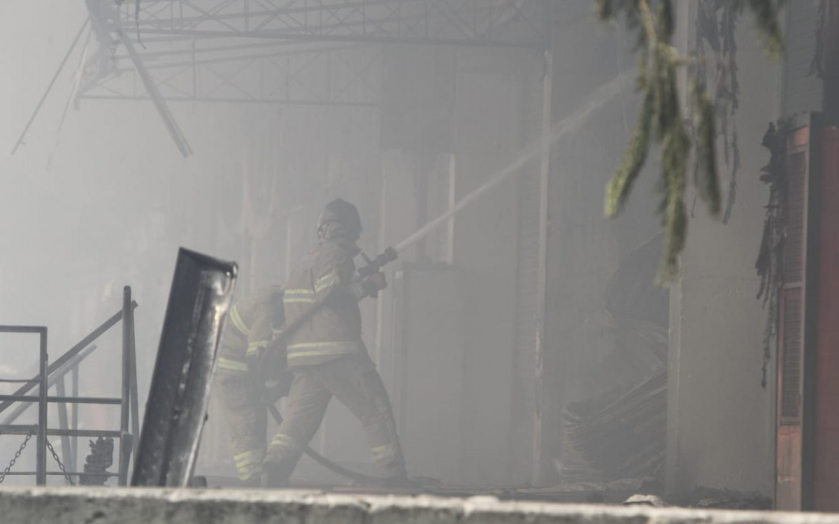 Bombeiros combatem incêndio que atingiu cerca de 28 lojas na Ceasa, em Irajá