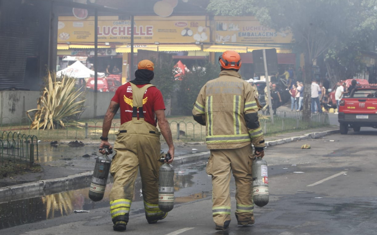Bombeiros combatem incêndio que atingiu cerca de 28 lojas na Ceasa, em Irajá