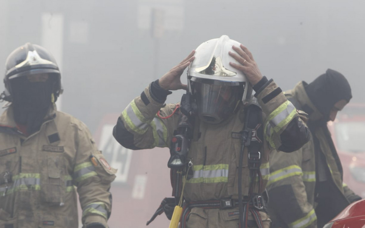 Bombeiros combatem incêndio que atingiu cerca de 28 lojas na Ceasa, em Irajá