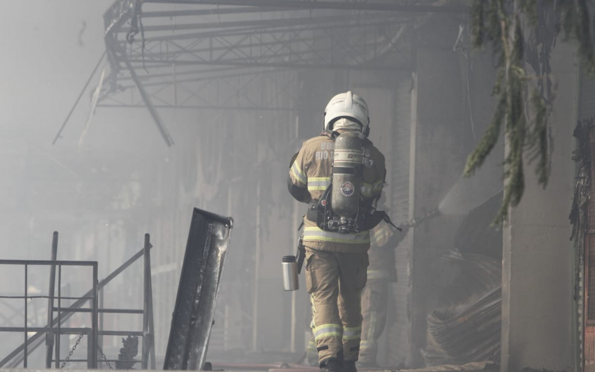 Bombeiros combatem incêndio que atingiu cerca de 28 lojas na Ceasa, em Irajá