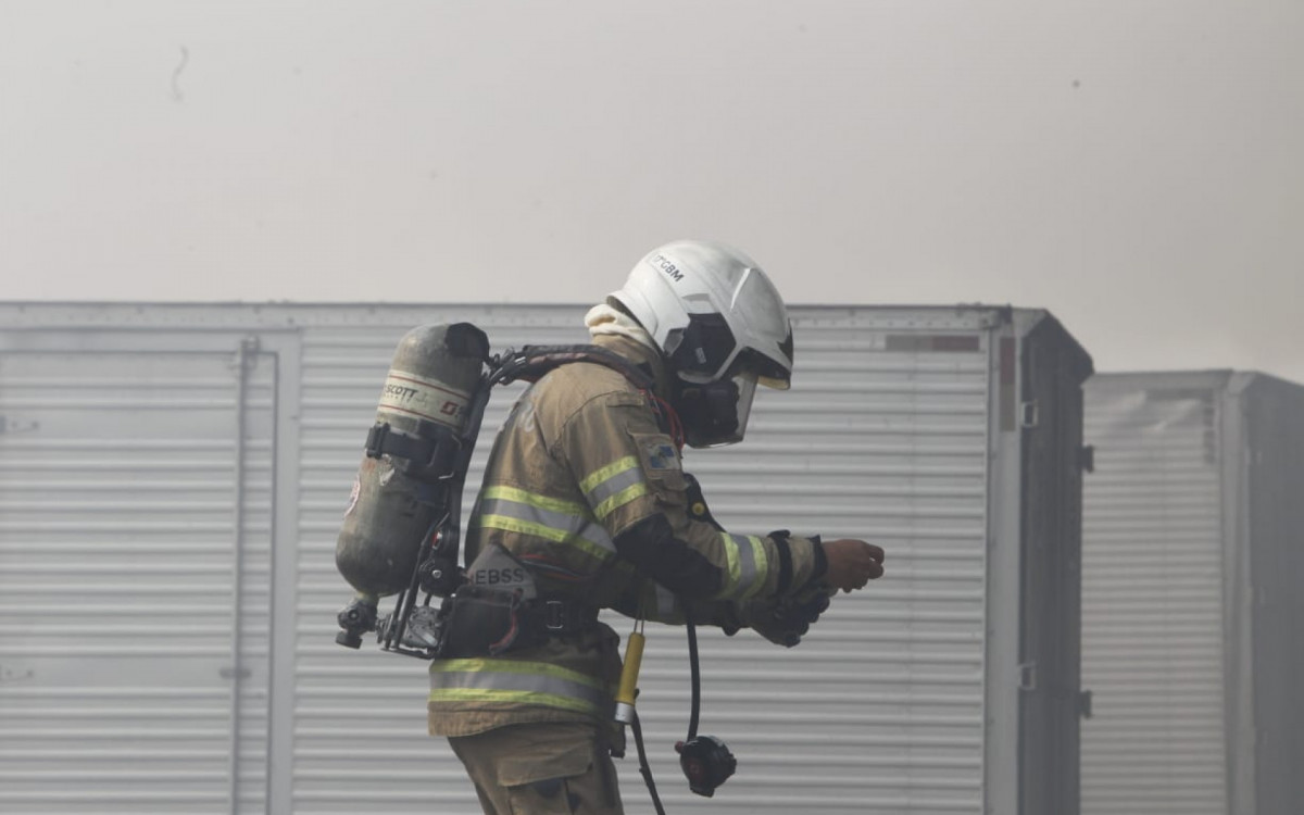 Bombeiros combatem incêndio que atingiu cerca de 28 lojas na Ceasa, em Irajá