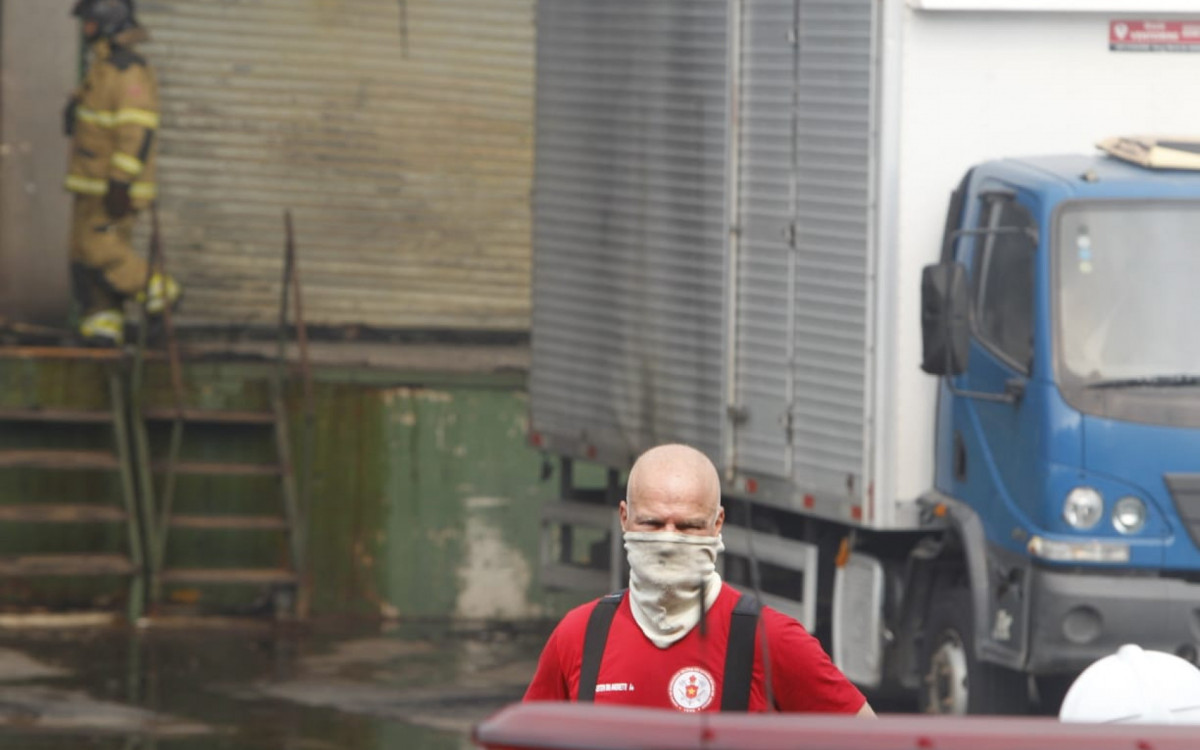 Bombeiros combatem incêndio que atingiu cerca de 28 lojas na Ceasa, em Irajá