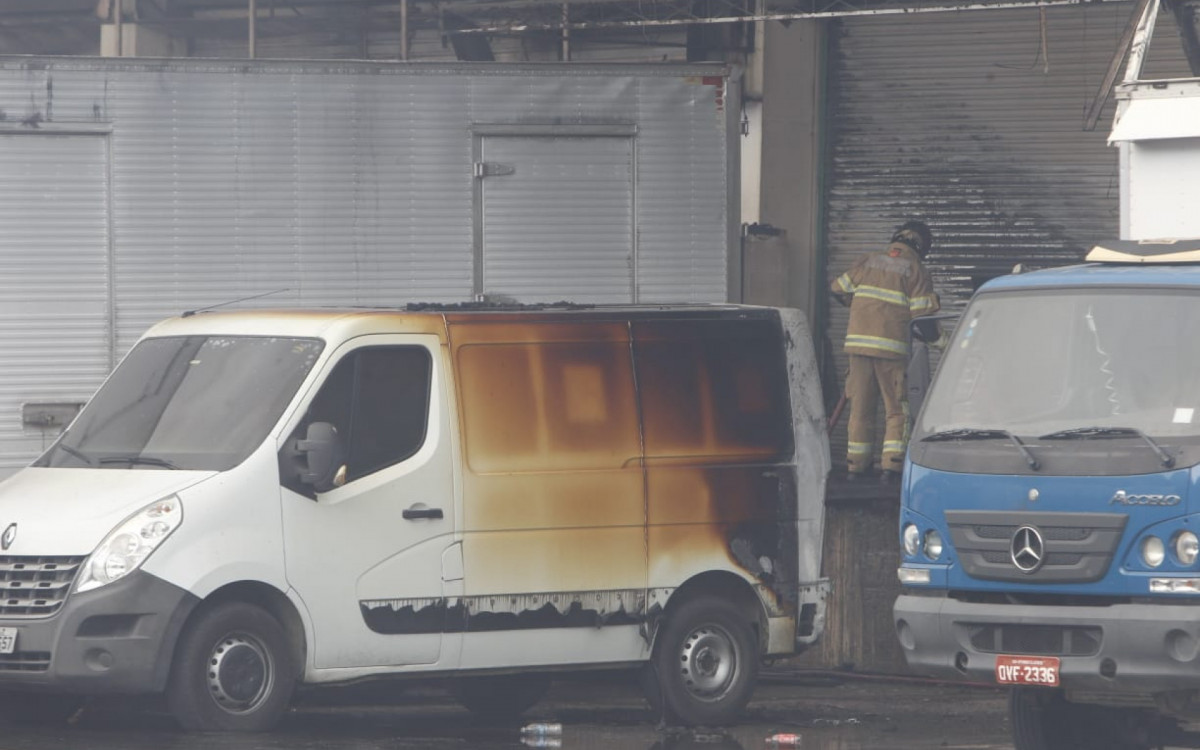 Van queimada durante incêndio na Ceasa, em Irajá