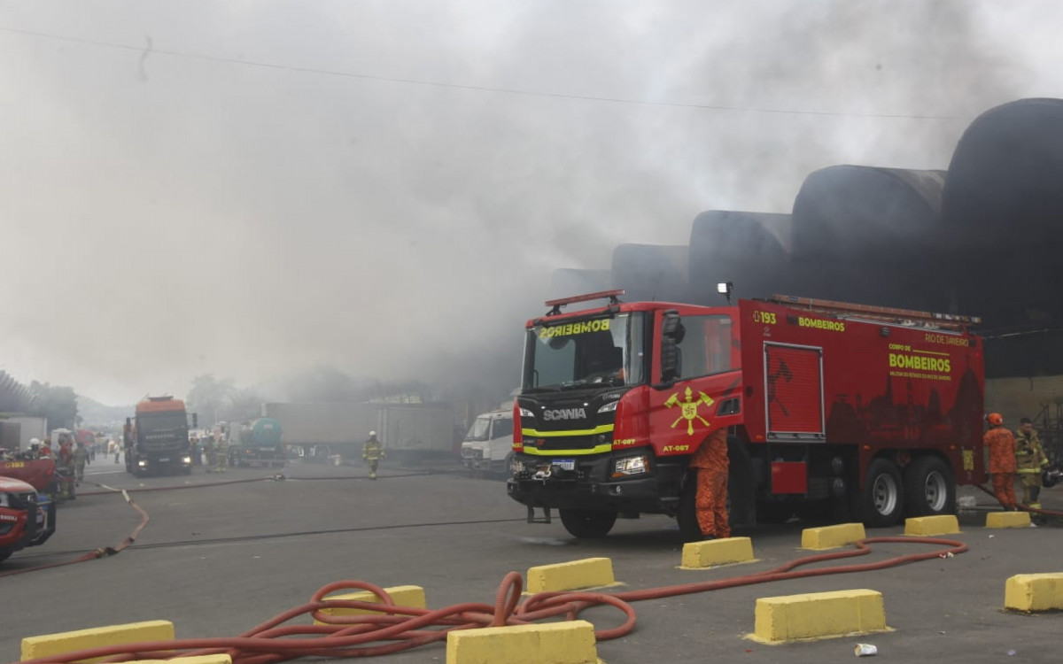 Bombeiros combatem incêndio que atingiu cerca de 28 lojas na Ceasa, em Irajá