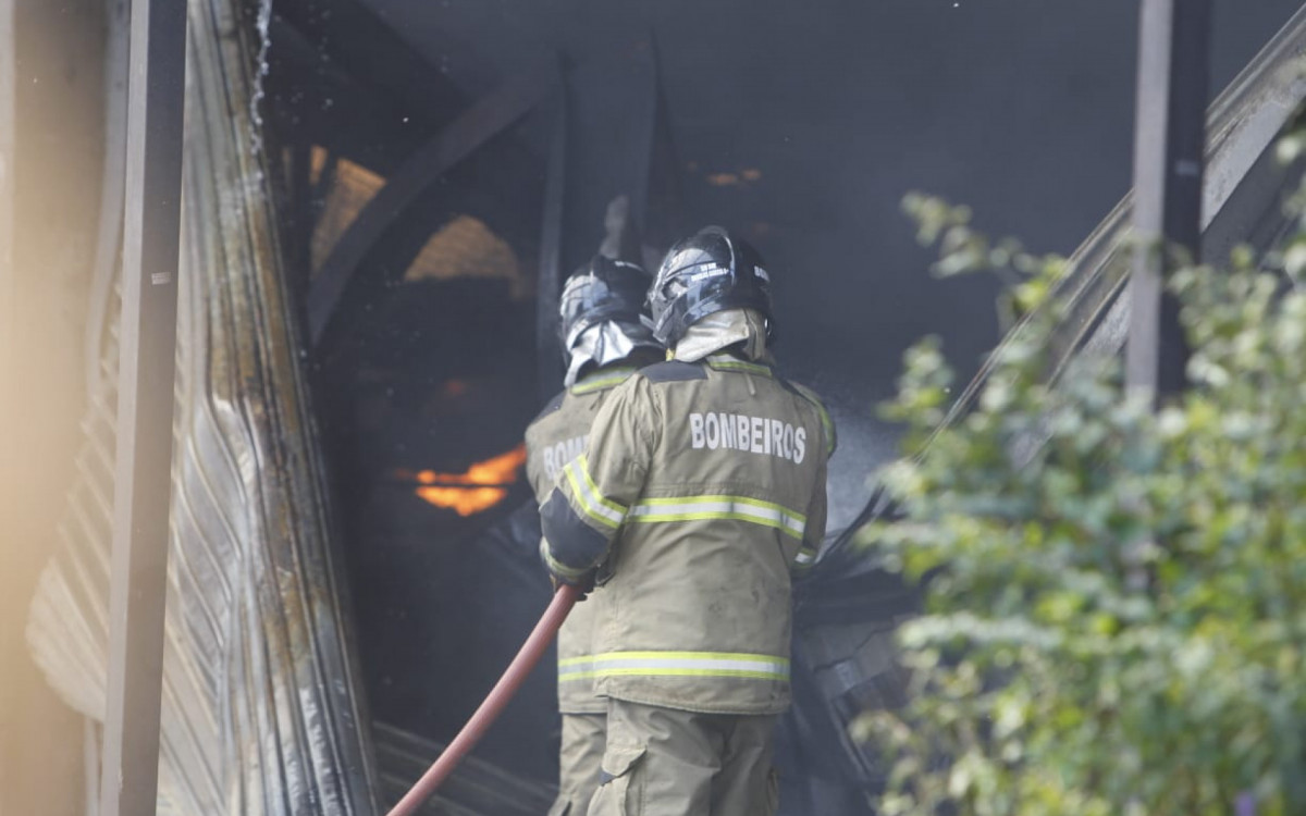 Bombeiros combatem incêndio que atingiu cerca de 28 lojas na Ceasa, em Irajá