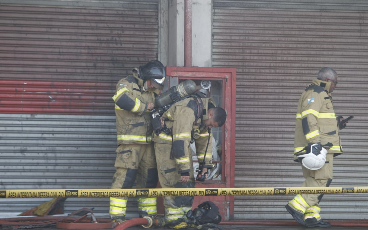 Bombeiros combatem incêndio que atingiu cerca de 28 lojas na Ceasa, em Irajá