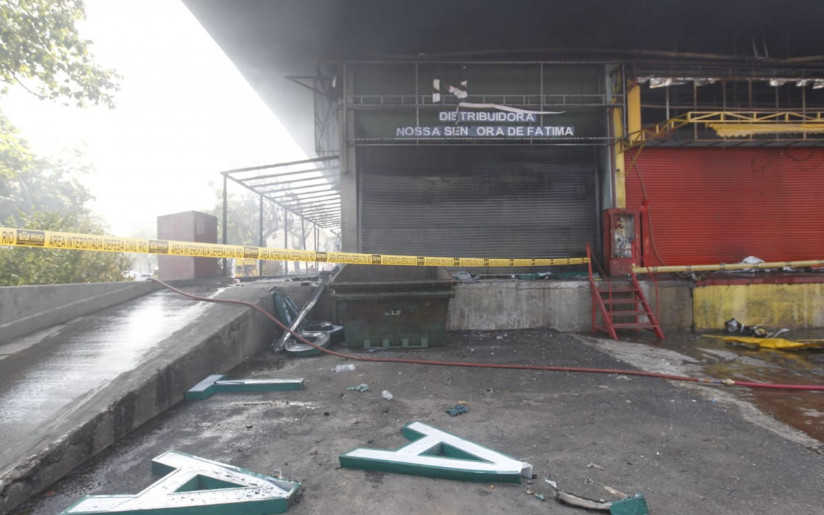 Bombeiros combatem incêndio que atingiu cerca de 28 lojas na Ceasa, em Irajá