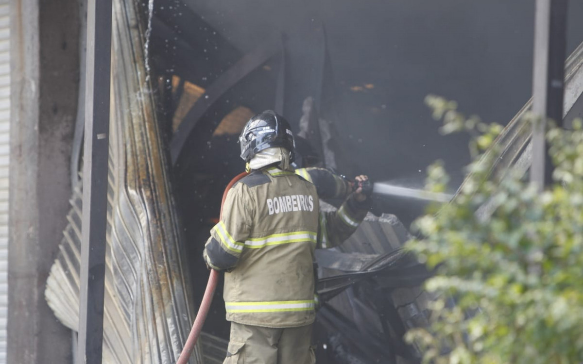 Bombeiros combatem incêndio que atingiu cerca de 28 lojas na Ceasa, em Irajá