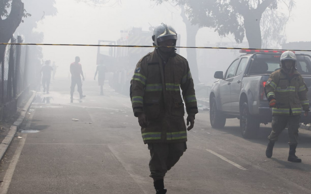 Bombeiros combatem incêndio que atingiu cerca de 28 lojas na Ceasa, em Irajá