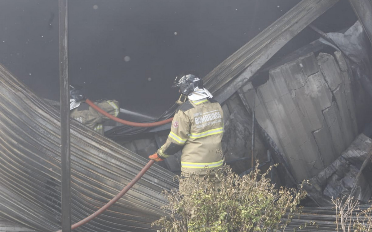 Bombeiros combatem incêndio que atingiu cerca de 28 lojas na Ceasa, em Irajá
