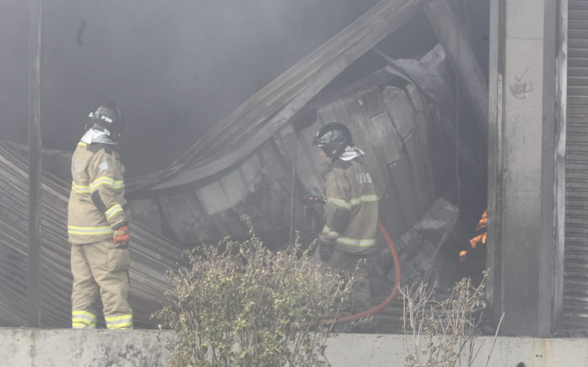 Bombeiros combatem incêndio que atingiu cerca de 28 lojas na Ceasa, em Irajá