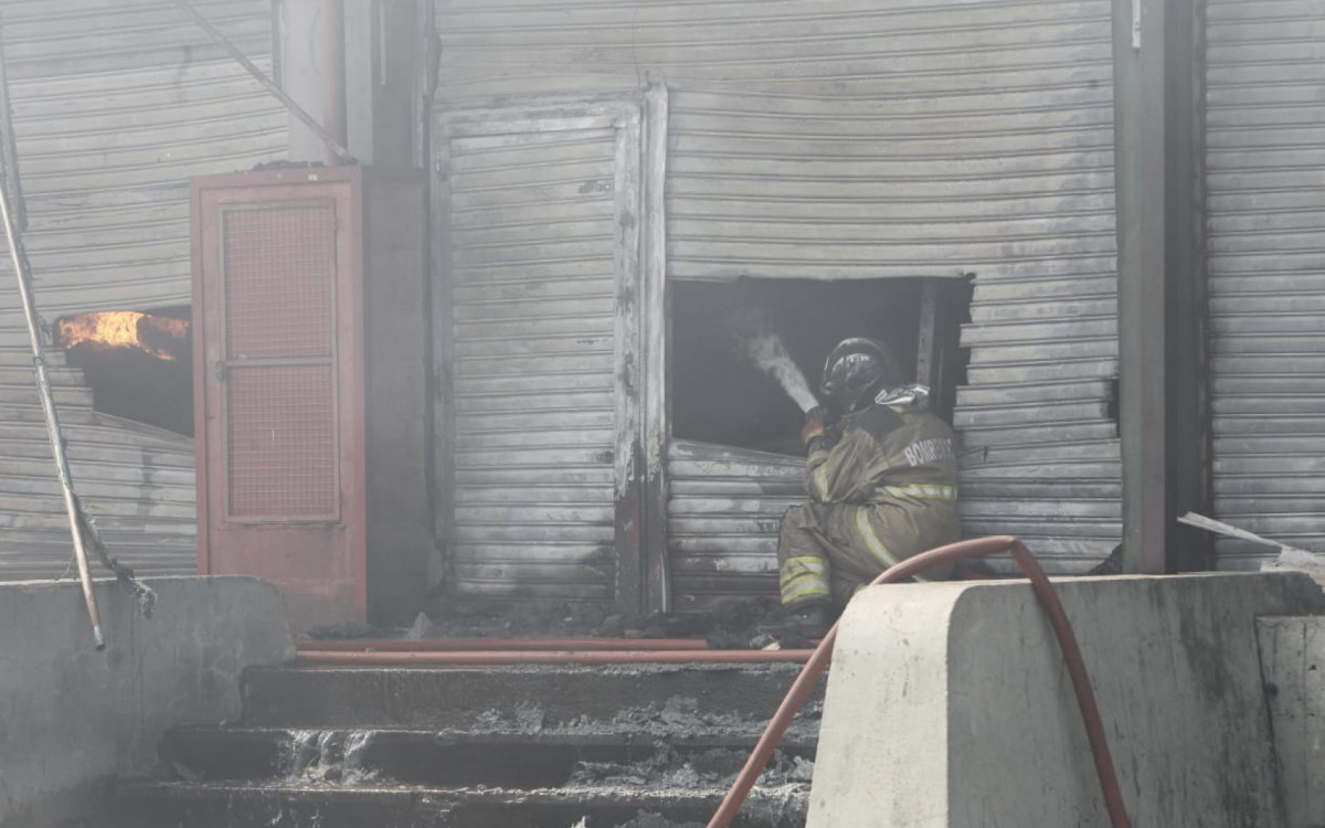 Bombeiros combatem incêndio que atingiu cerca de 28 lojas na Ceasa, em Irajá