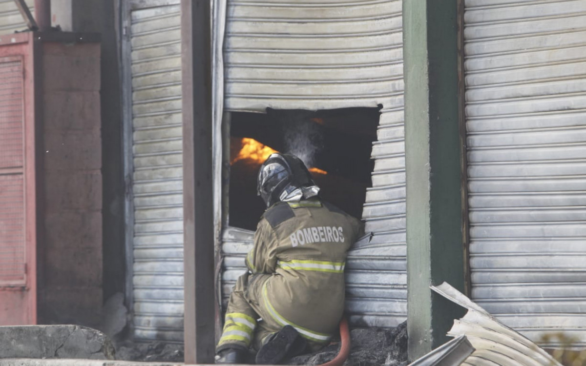 Bombeiros combatem incêndio que atingiu cerca de 28 lojas na Ceasa, em Irajá