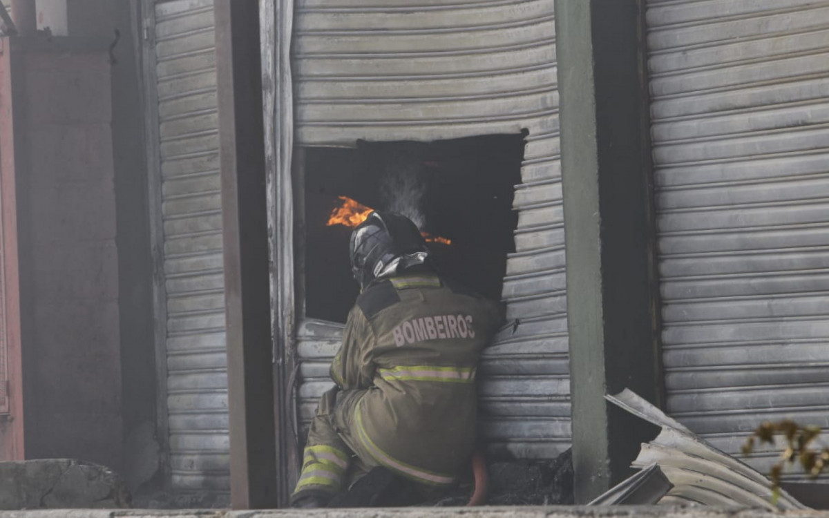 Bombeiros combatem incêndio que atingiu cerca de 28 lojas na Ceasa, em Irajá