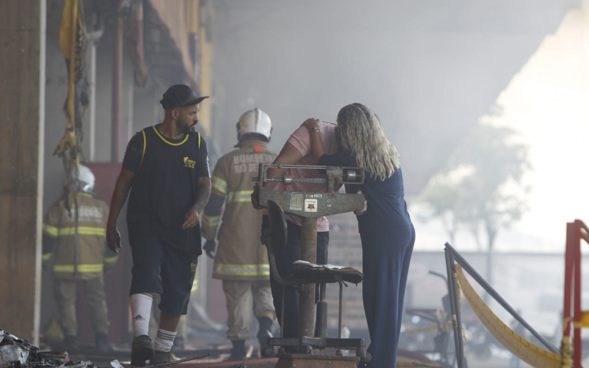 Lojistas ficaram desolados ap&oacute;s inc&ecirc;ndio na Ceasa, em Iraj&aacute;. Na foto, Mairo e Luiza Ferreira, m&atilde;e e filho