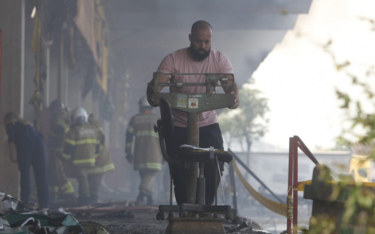 Bombeiros combatem incêndio que atingiu cerca de 28 lojas na Ceasa, em Irajá