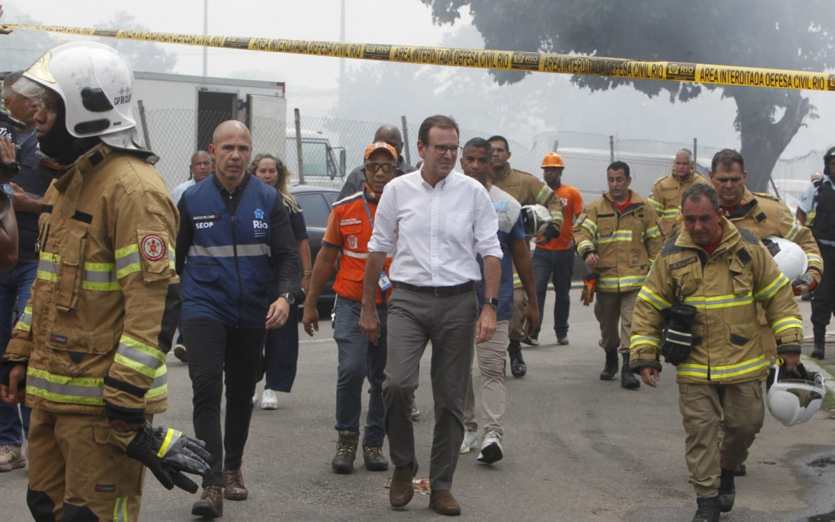 Prefeito Eduardo Paes esteve na Ceasa de Irajá durante o trabalho dos bombeiros