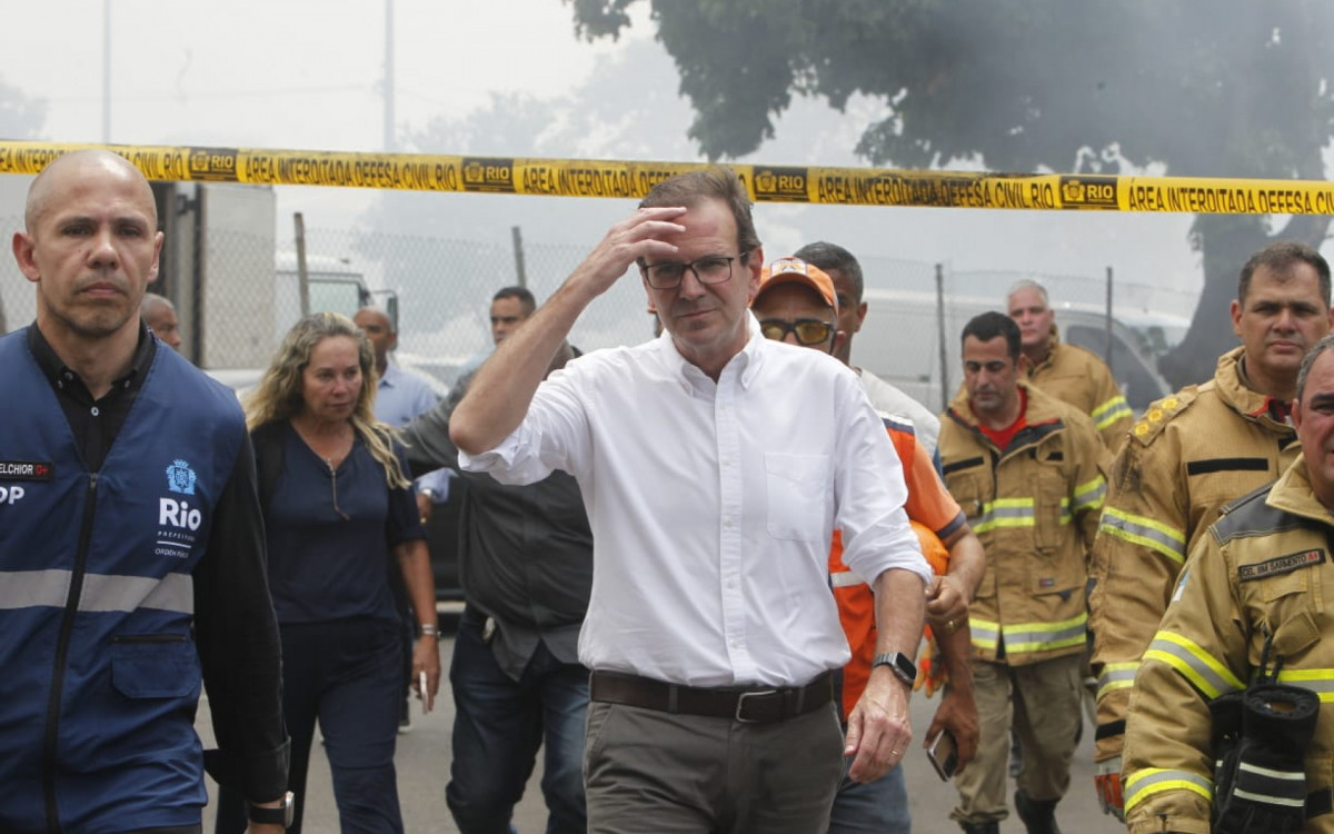 Prefeito Eduardo Paes esteve na Ceasa de Irajá durante o trabalho dos bombeiros