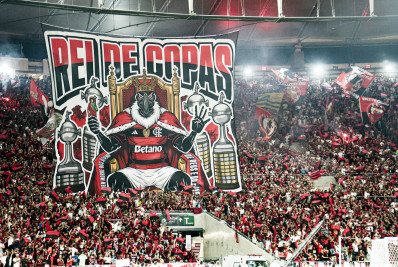 Torcida do Flamengo faz mosaico em homenagem ao tetra da Libertadores: 'Rei de Copas'