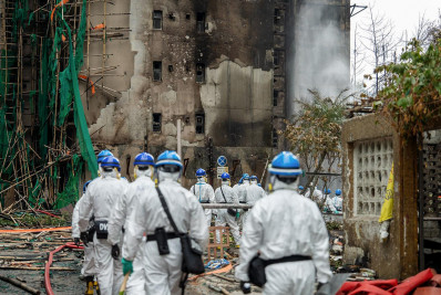 Bebê de um ano está entre os 159 mortos em incêndio em complexo residencial em Hong Kong