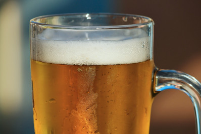 Cerveja responde por mais de 90% do mercado de bebidas alcoólicas no Brasil; opções premium crescem