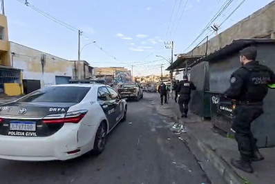 Polícia mira 'bunker' de veículos roubados em operação no Complexo do Chapadão