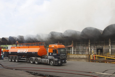 Incêndio de grandes proporções atinge Ceasa, em Irajá