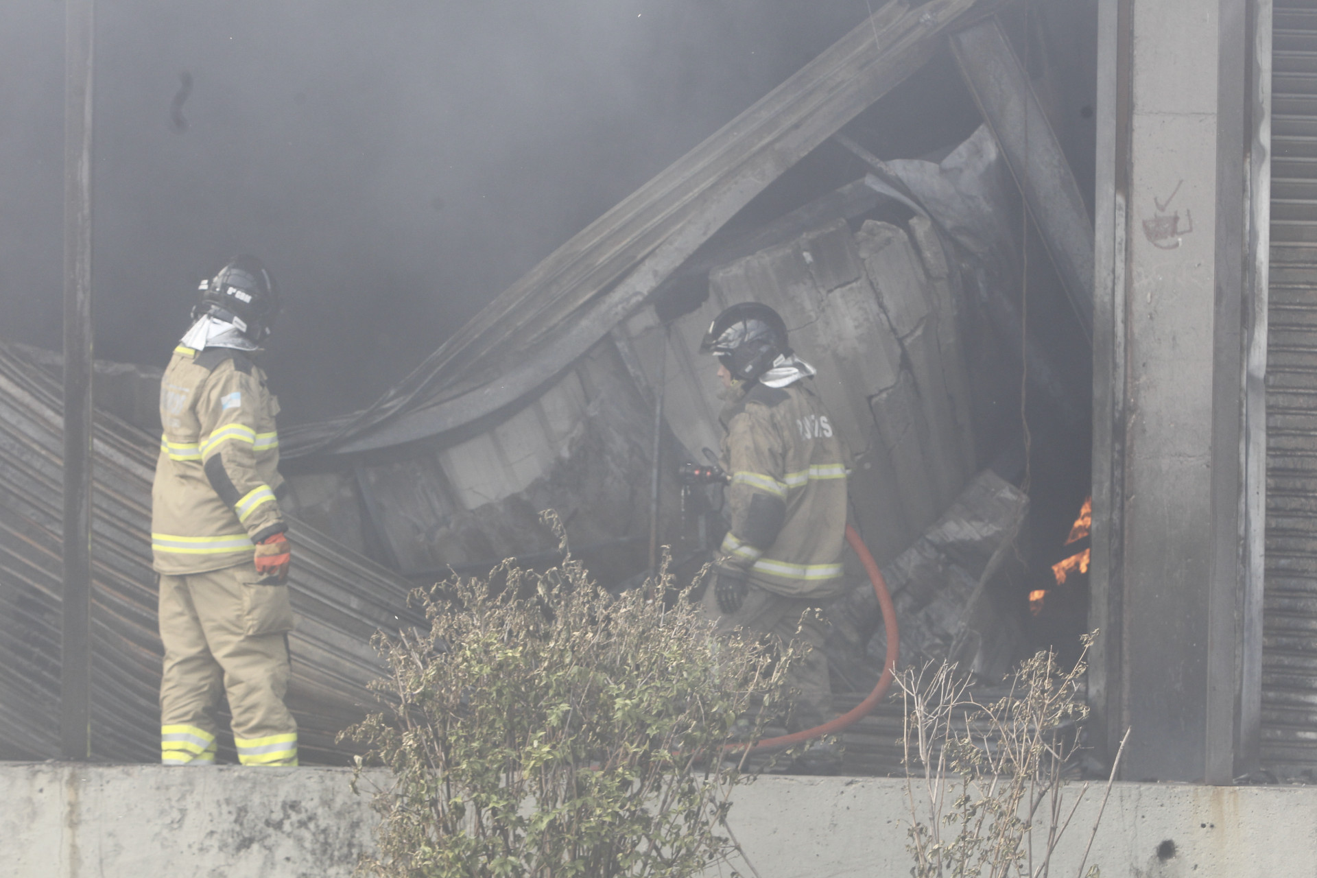 Bombeiros continuam em trabalho de rescaldo nesta sexta-feira (5) na Ceasa - Reginaldo Pimenta / Arquivo O Dia