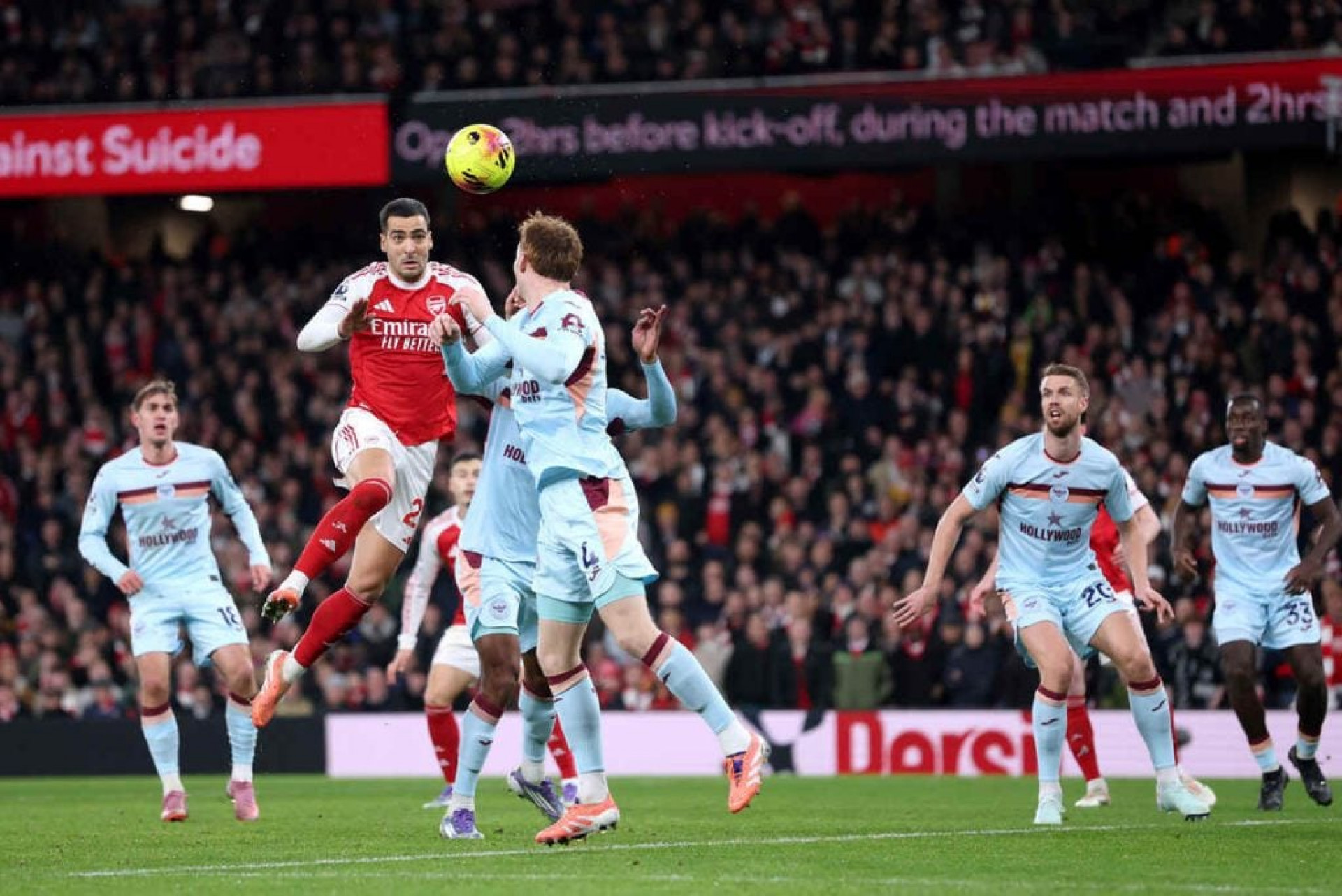 Arsenal vence, e volta a abrir vantagem sobre o City na Premier League