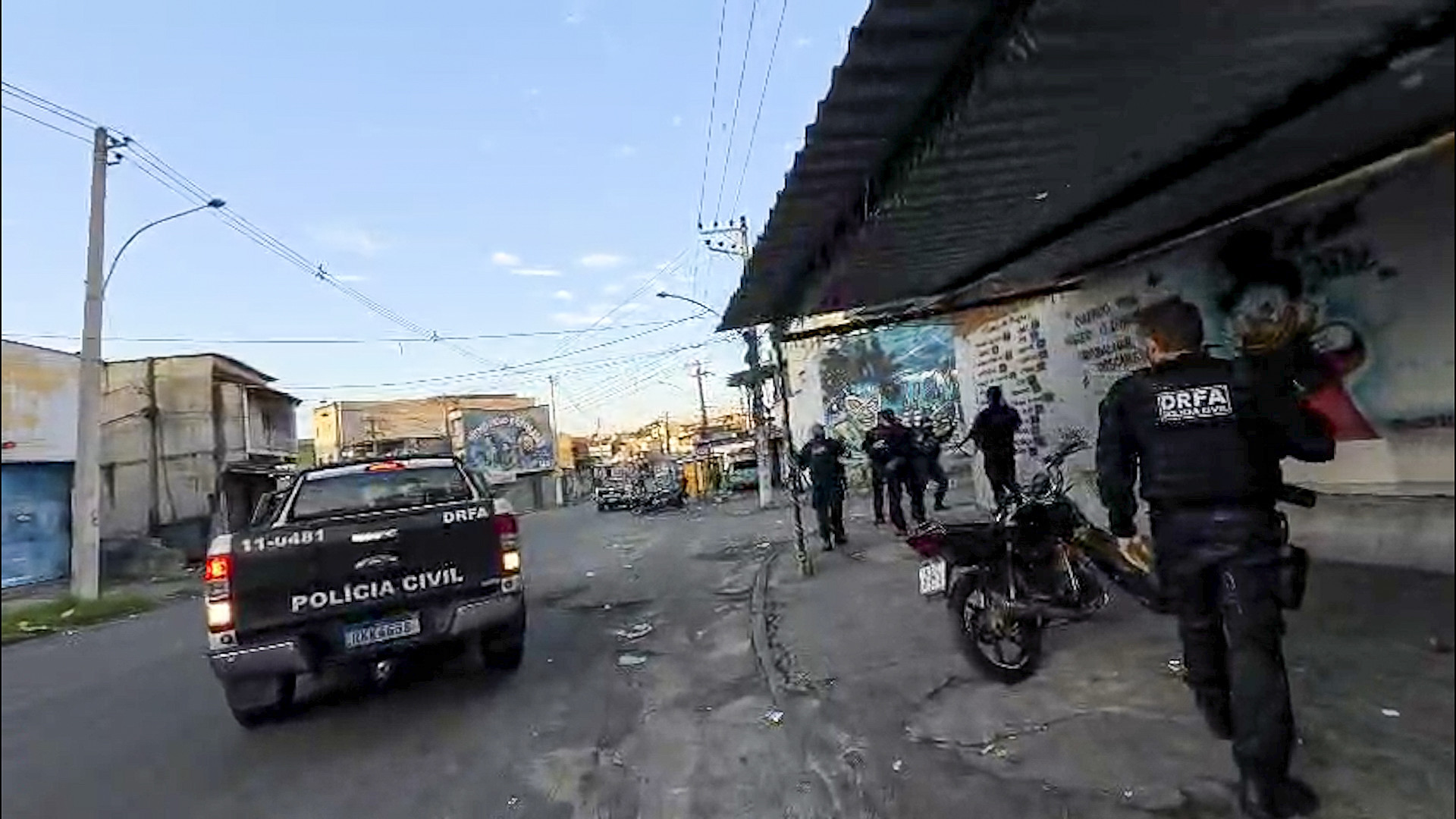 Polícia atua em área apontada como 'bunker' para onde são levados carros roubados - Divulgação/Polícia Civil