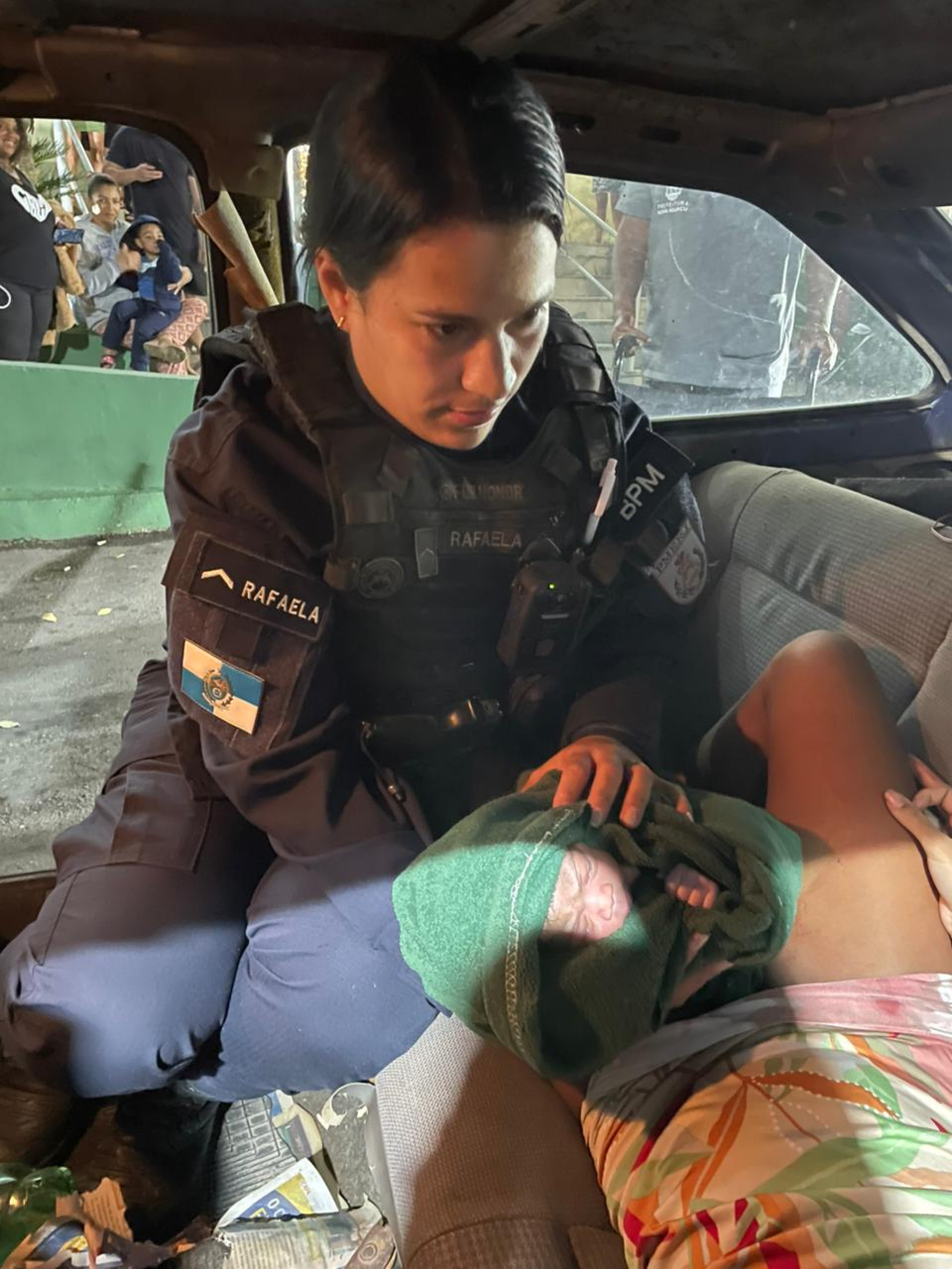 Mulher deu à luz dentro de uma viatura, em Mesquita - Divulgação / PMERJ