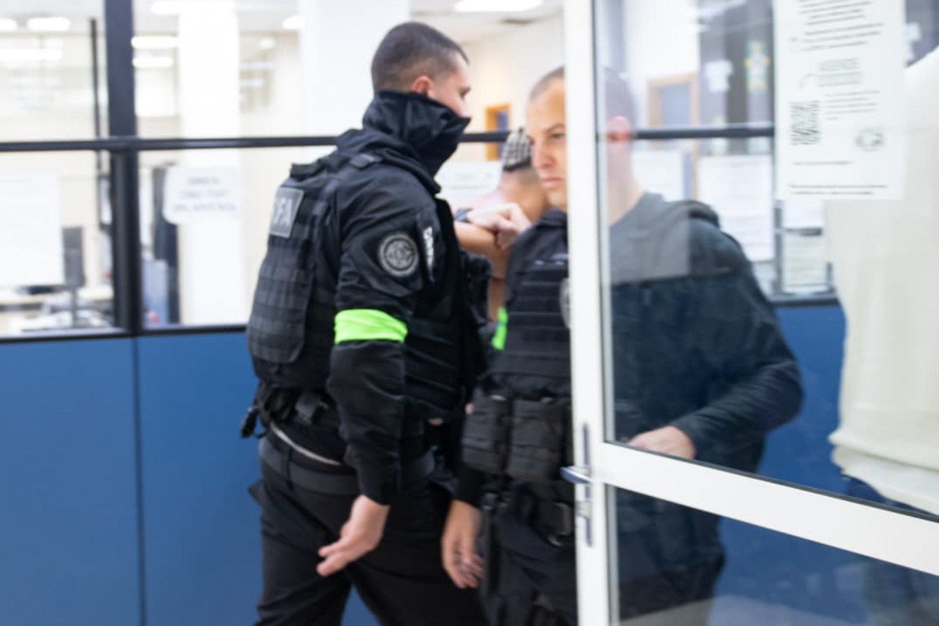 Agentes cumprem mandados de prisão contra criminosos do Comando Vermelho - Érica Martin/Agência O Dia