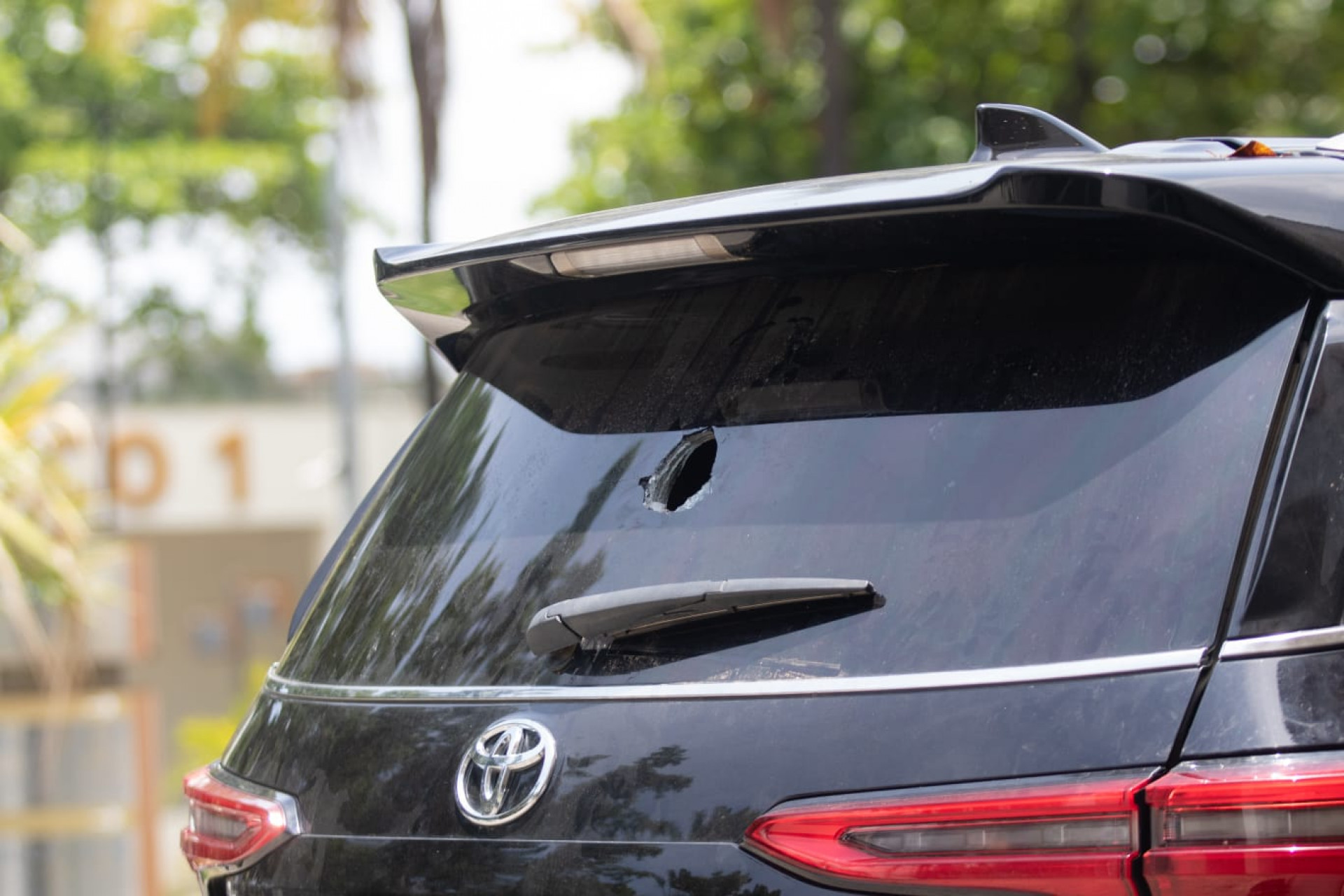 SUV blindado apreendido na operação tinha seteiras - Érica Martin / Agência O Dia