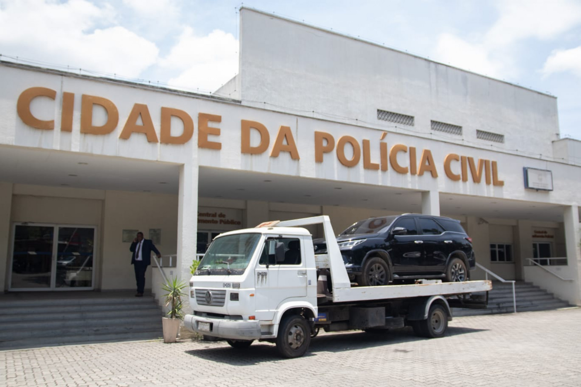 Policiais apreenderam 20 carros durante operação no Chapadão - Érica Martin / Agência O Dia