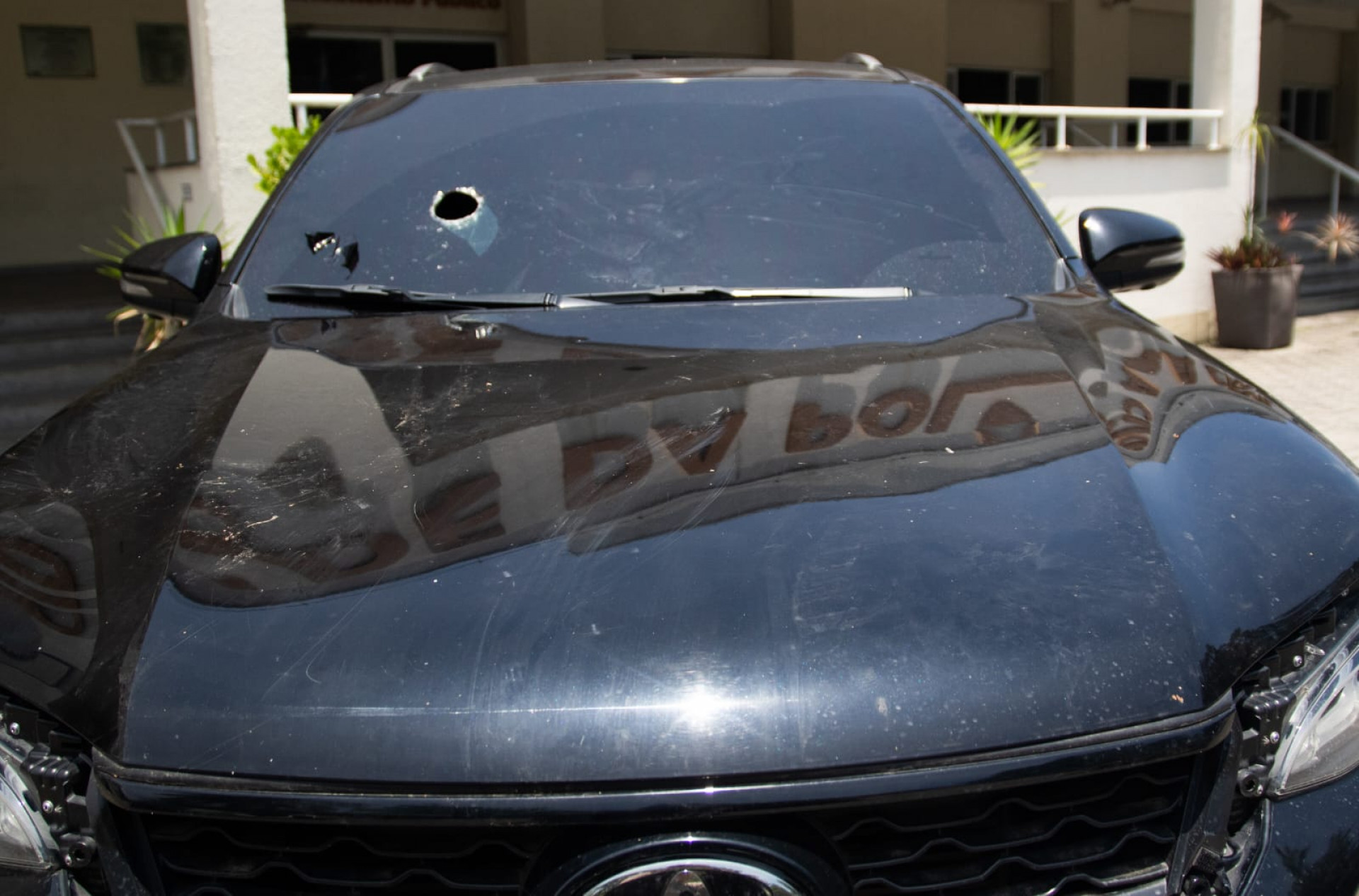 SUV blindado apreendido na operação tinha seteiras - Érica Martin / Agência O Dia