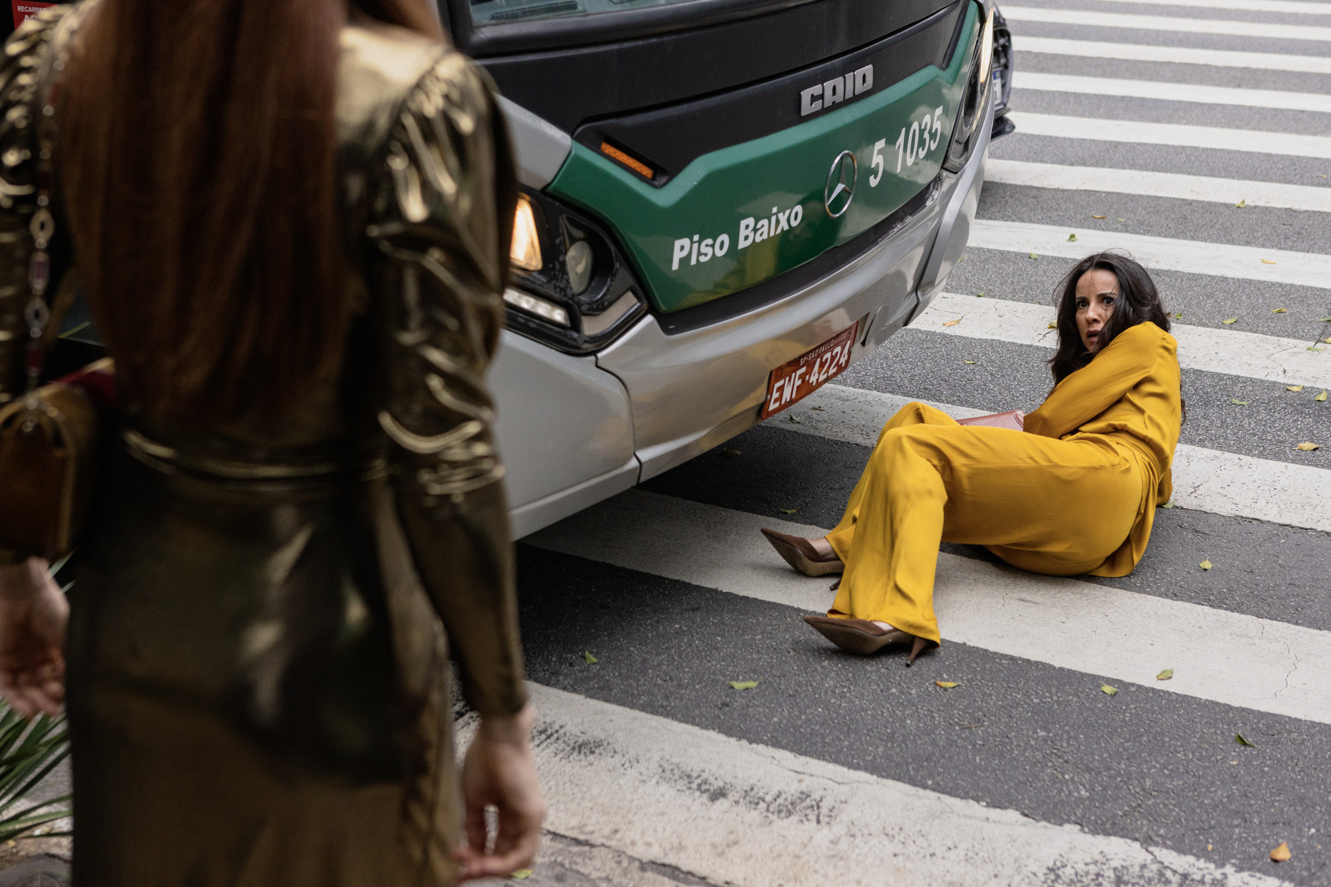 Arminda joga Zenilda na frente de um ônibus  - Globo/Fabiano Battaglin