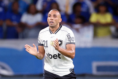 Botafogo encaminha renovação de contrato com Marçal até 2026