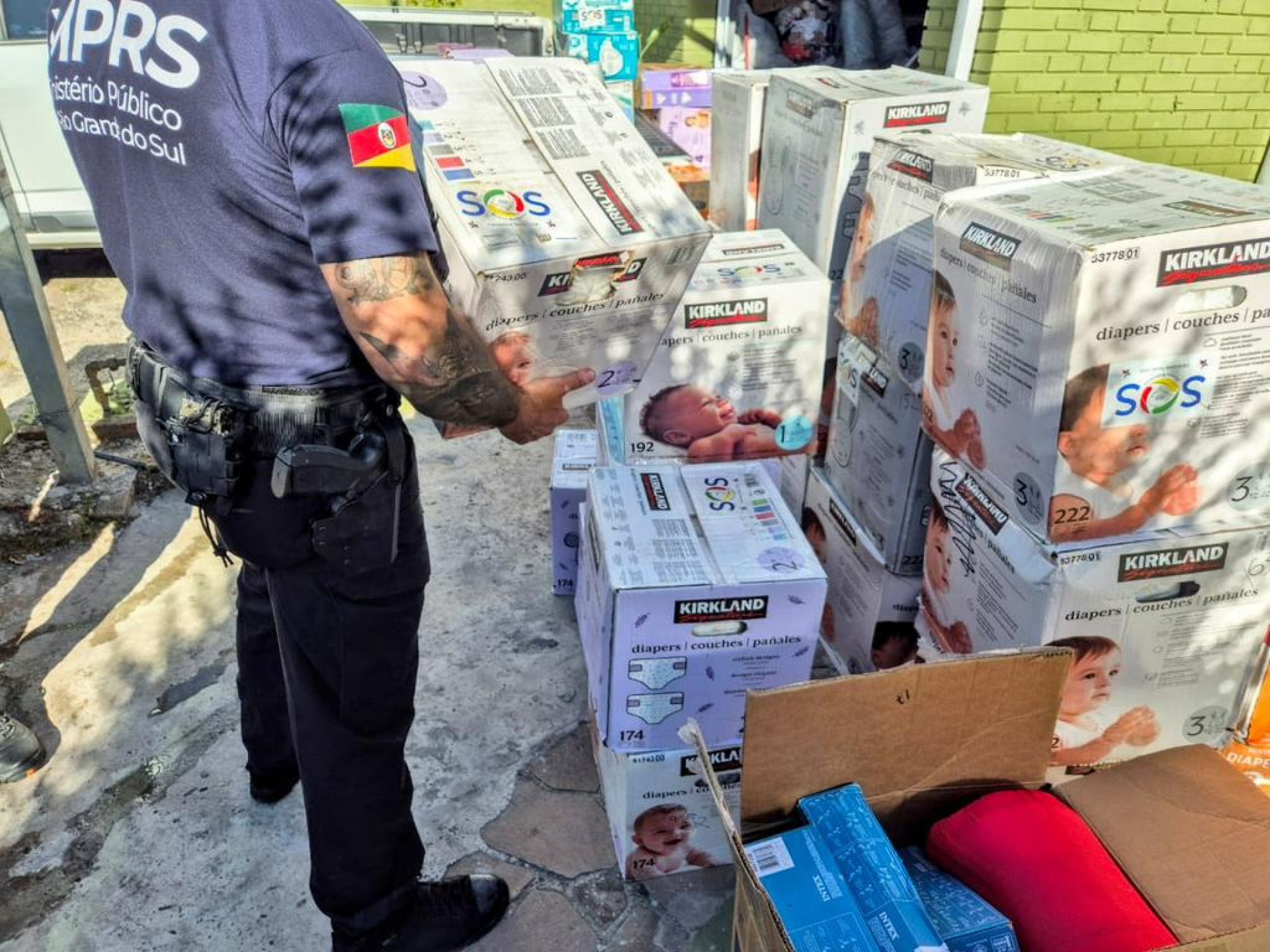 Entre os produtos que foram doados, estão fraldas e outros utensílios pessoais - Divulgação / Ministério Público