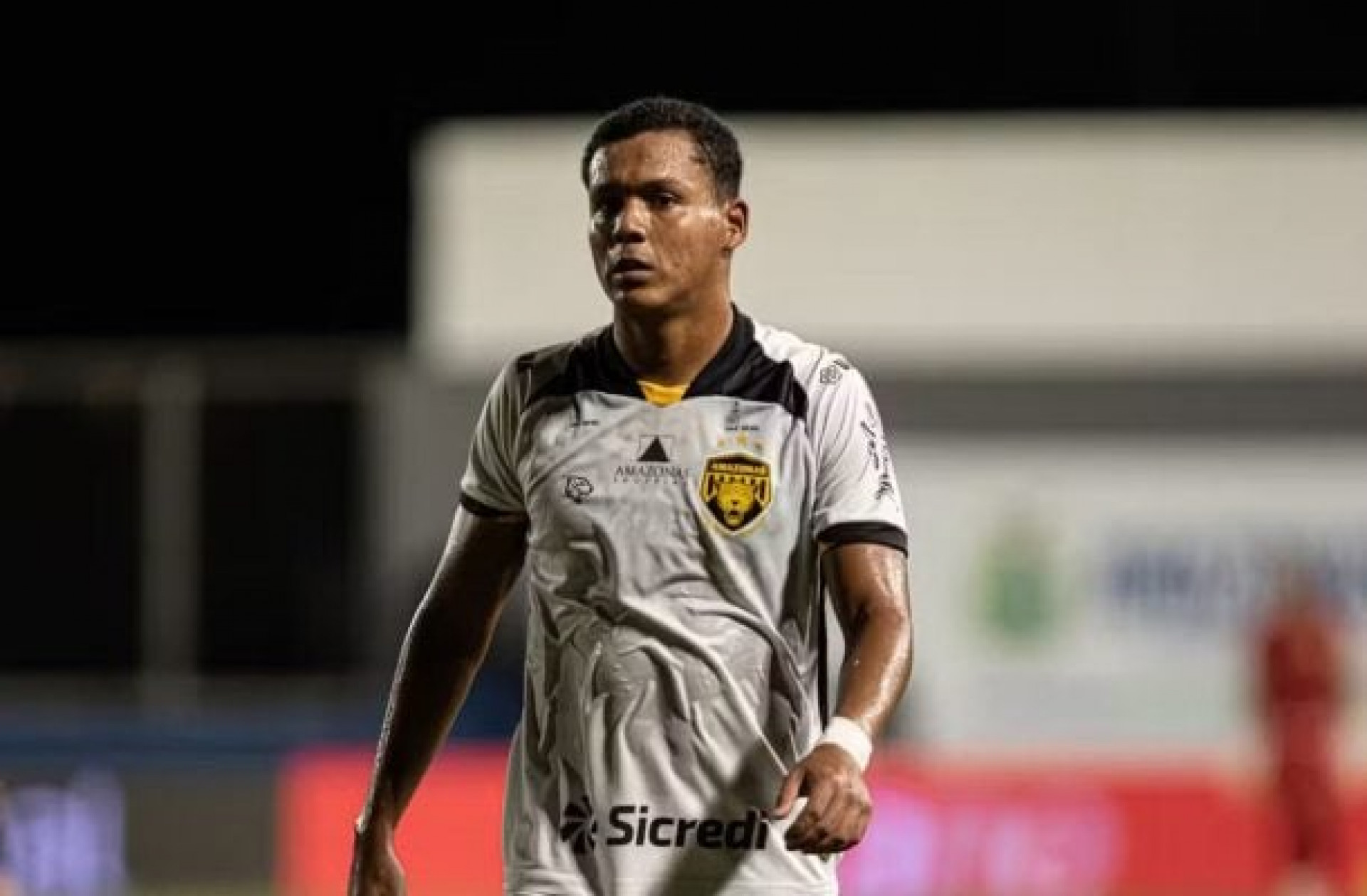 Fluminense define futuro de lateral-esquerdo para 2026