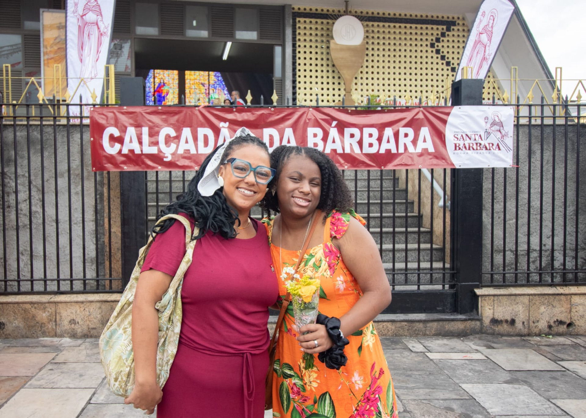 Aline Santana, de 49 anos (esquerda) e sua filha Maria Clara, de 15 anos (direita) - Érica Martin / Agência O Dia