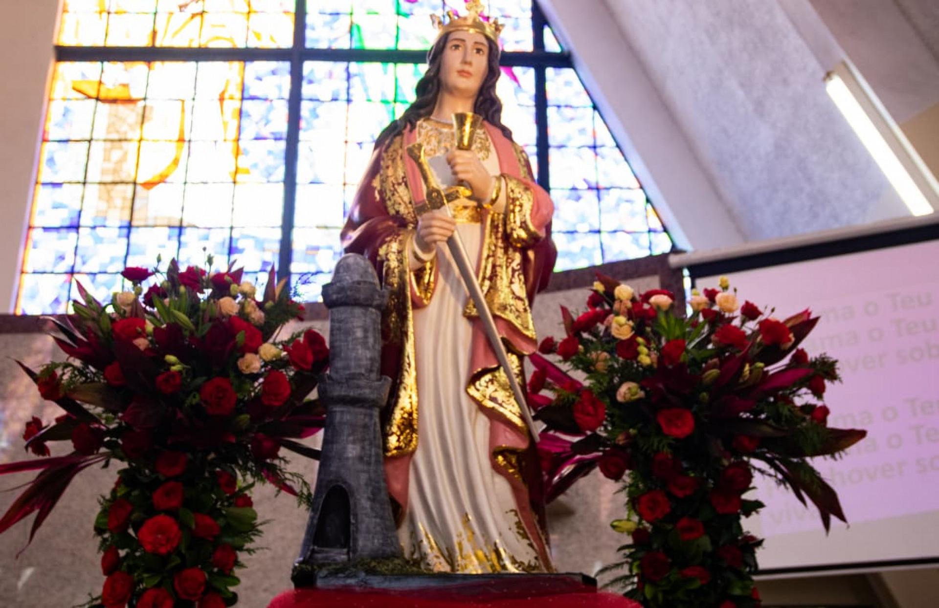 Imagem de Santa Bárbara exposta na paróquia em Rocha Miranda - Érica Martin / Agência O Dia