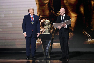Donald Trump recebe o Prêmio da Paz da Fifa em sorteio da Copa do Mundo