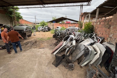 Ferro-velho usado para desmanche de veículos é interditado em Itaboraí