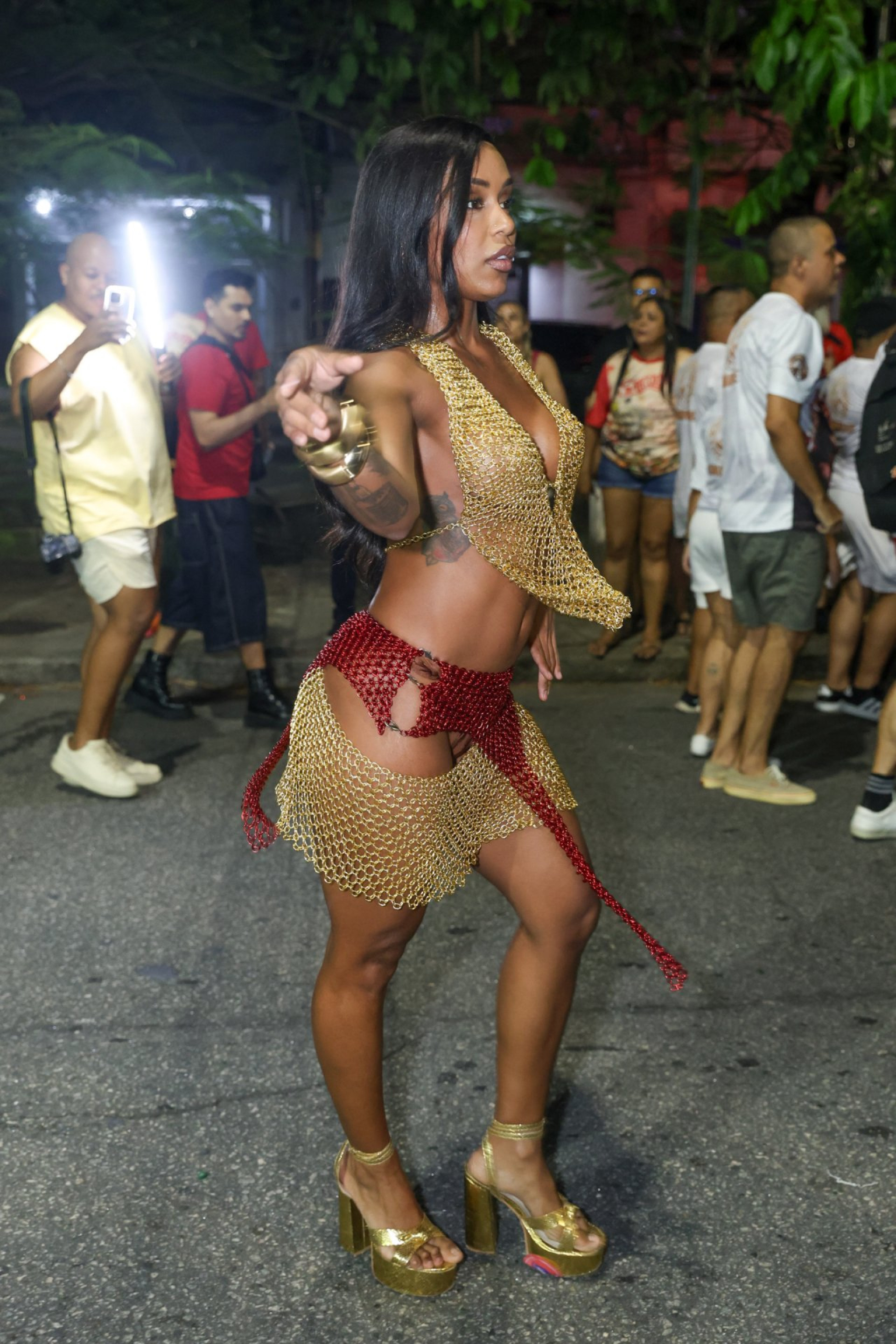 MC Rebecca durante ensaio de rua do Salgueiro - Daniel Pinheiro / Brazil News