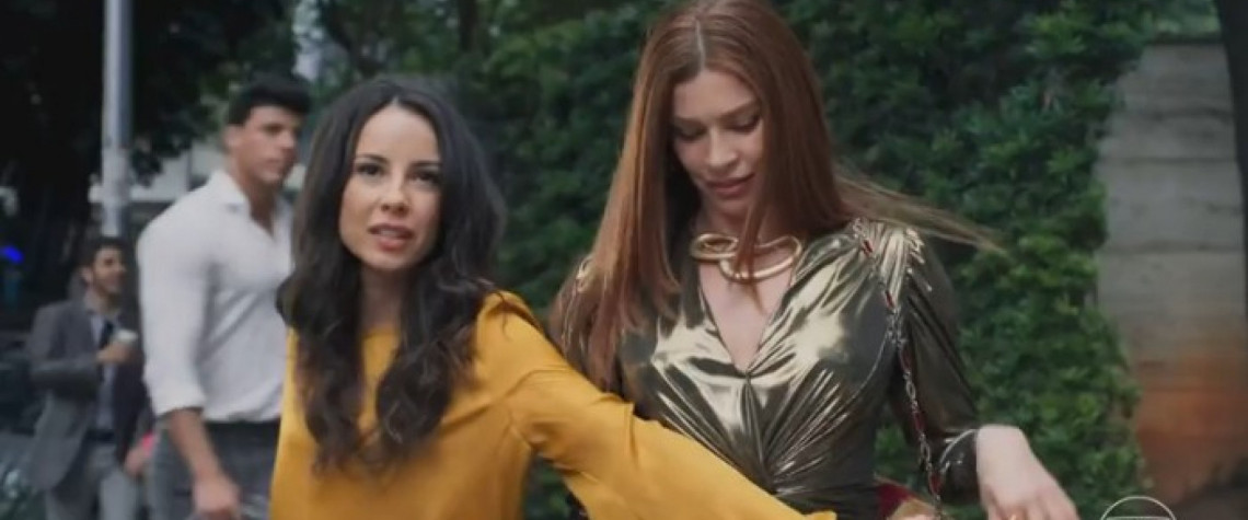 Arminda empurra Zenilda em avenida movimentada de São Paulo - Reprodução/Globo